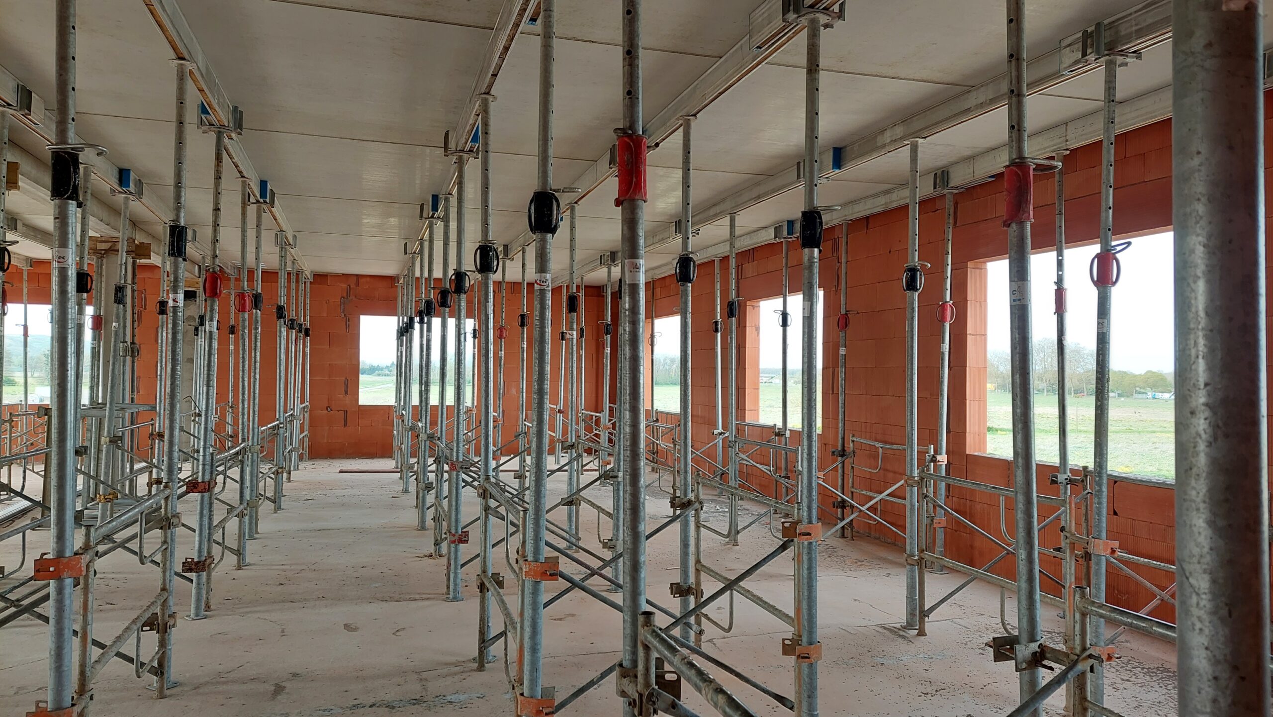 Équipe de maçonnerie Arcadys Construction intervenant sur un chantier de construction près de Toulouse