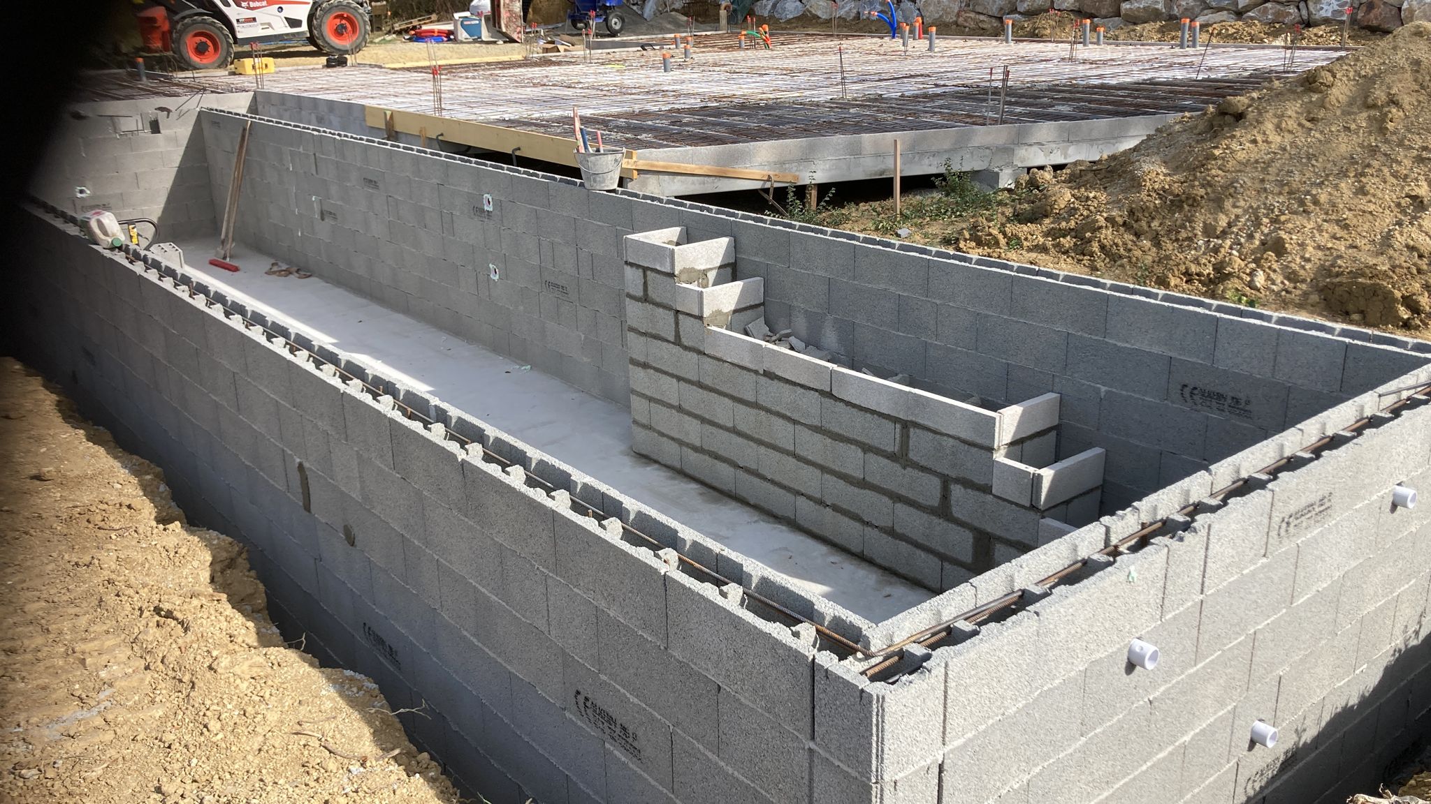 murs de soubassement en blocs béton avec réservation technique sur chantier maison
